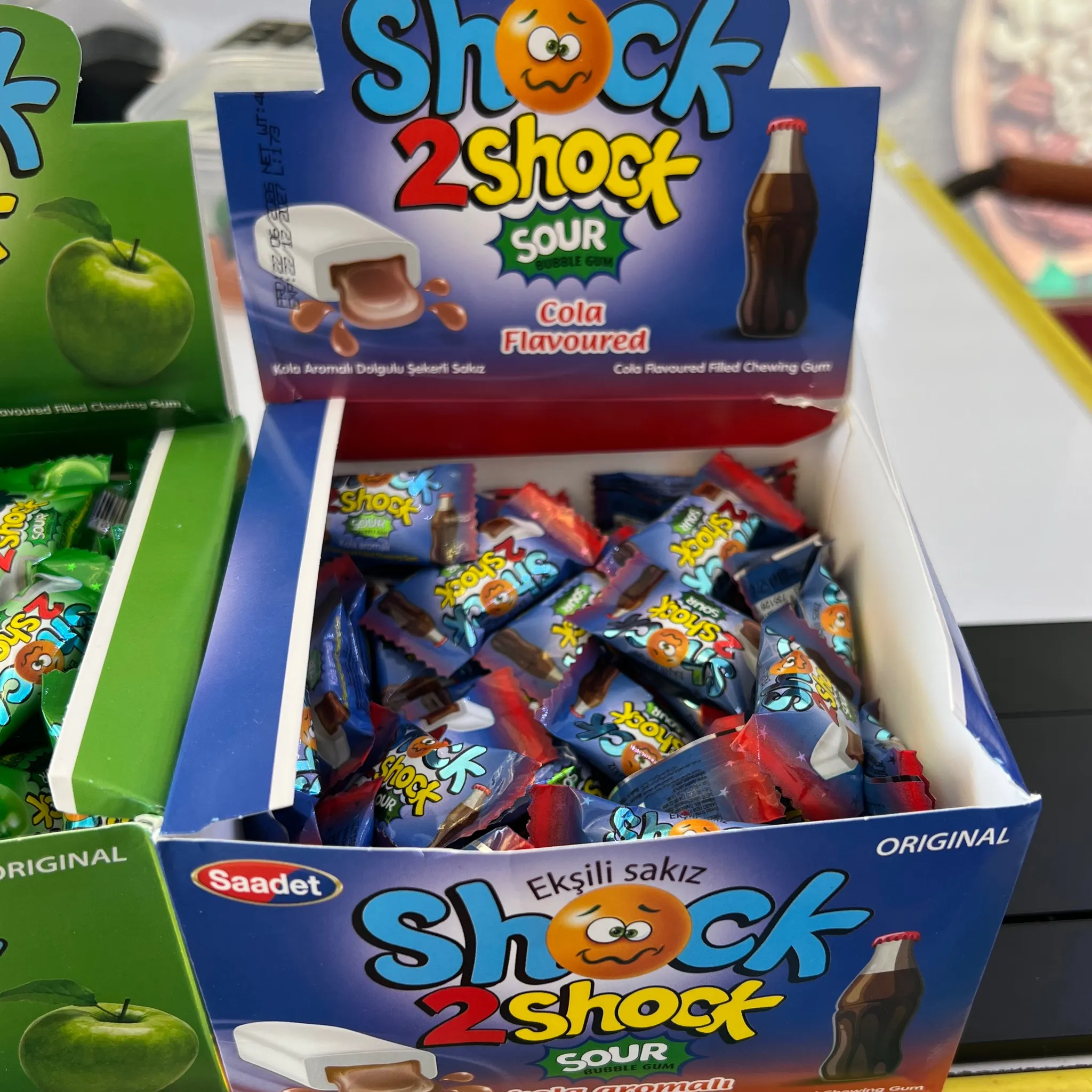 خرید آدامس شوک 2Shock ساعدت | آدامس ترش با طعم سیب، آلبالو، لیمو، توت‌فرنگی و نوشابه
