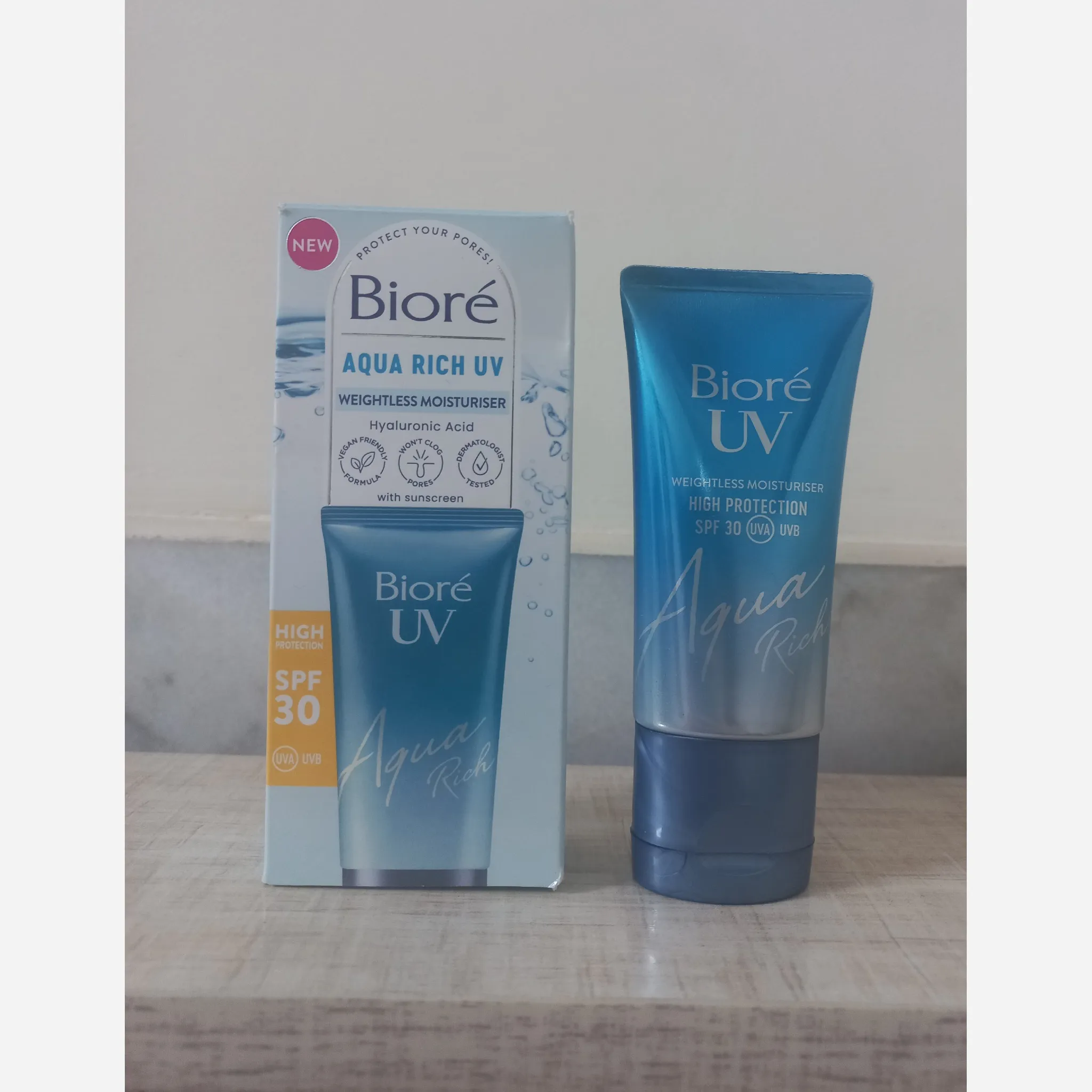 ضد آفتاب آکوا ریچ بیوره Aqua Rich spf 30 
