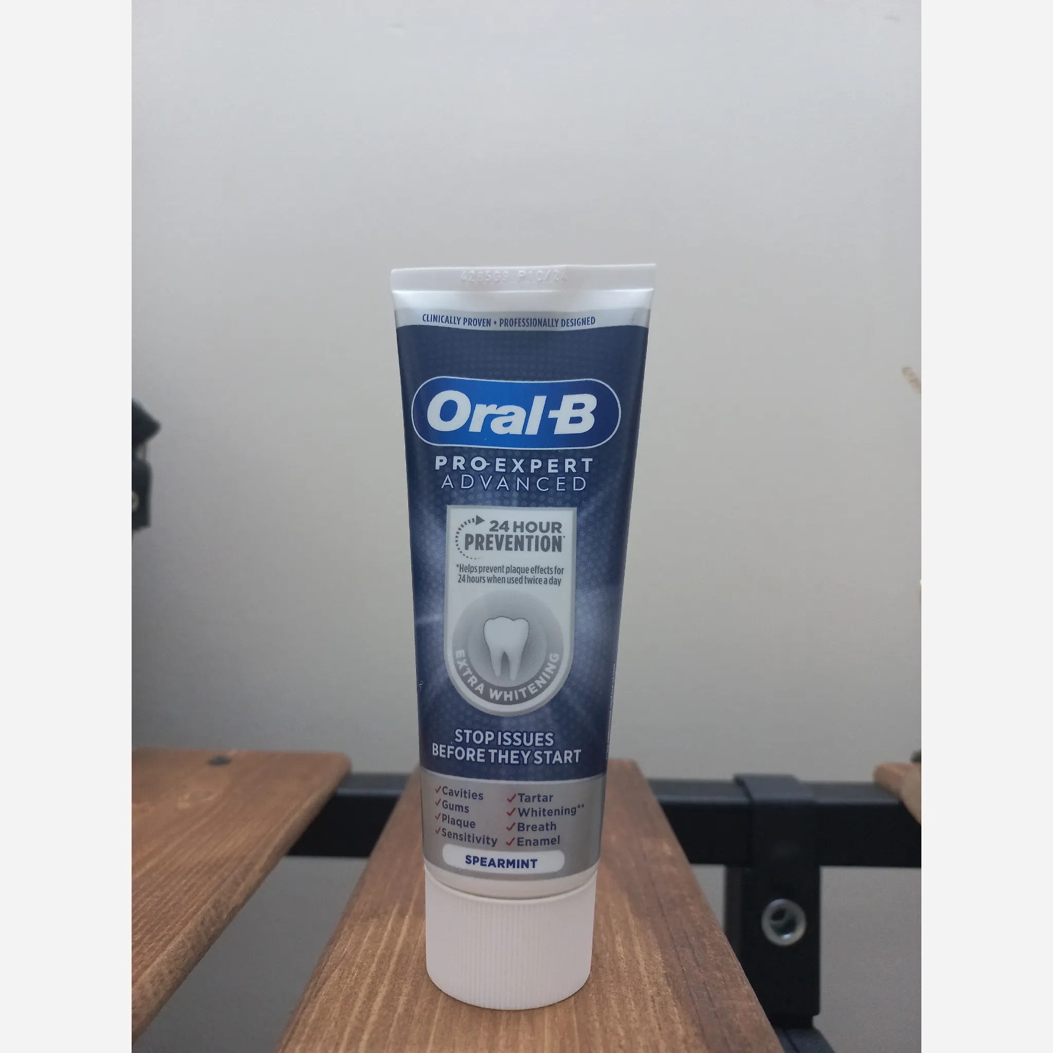 خمیردندان اورال بی سفید کننده مدل extra whitening 24 ساعته 75 میل