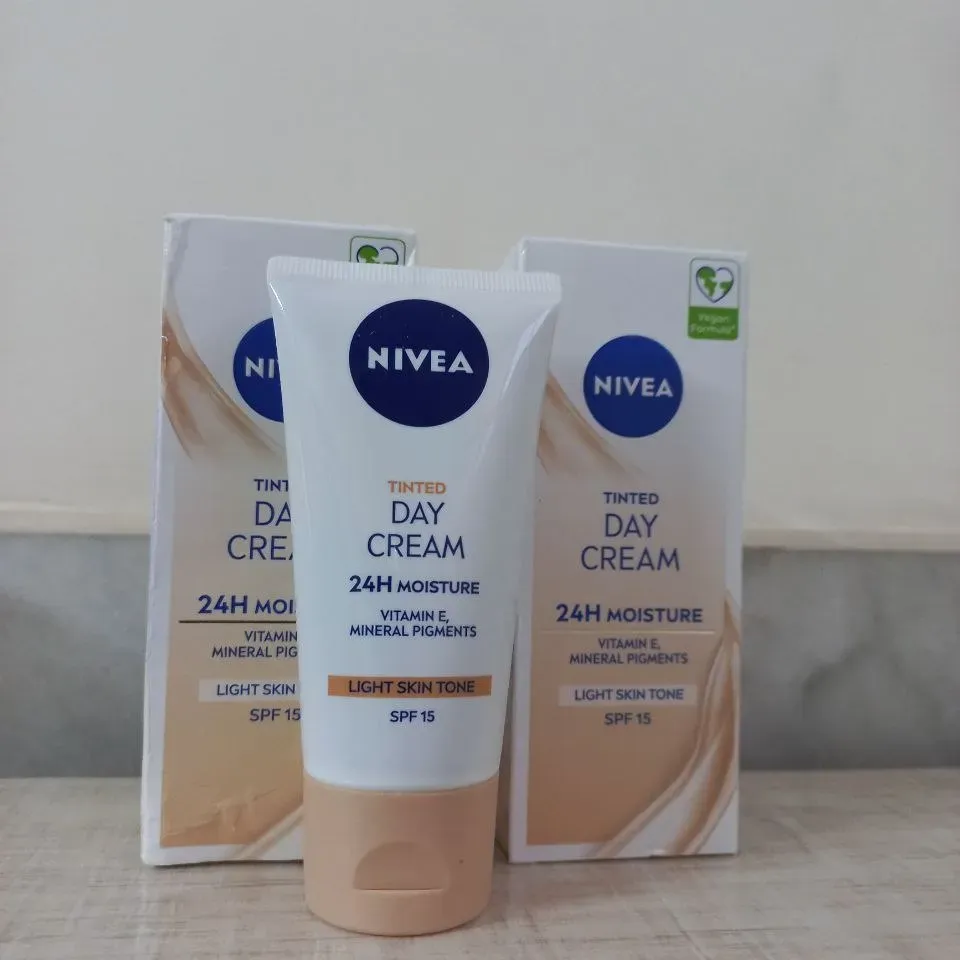 تینت نیوآ اس پی اف ۱۵ مناسب برای پوست های روشن Nivea Light Skin Tone Tinted Day Cream SPF 15