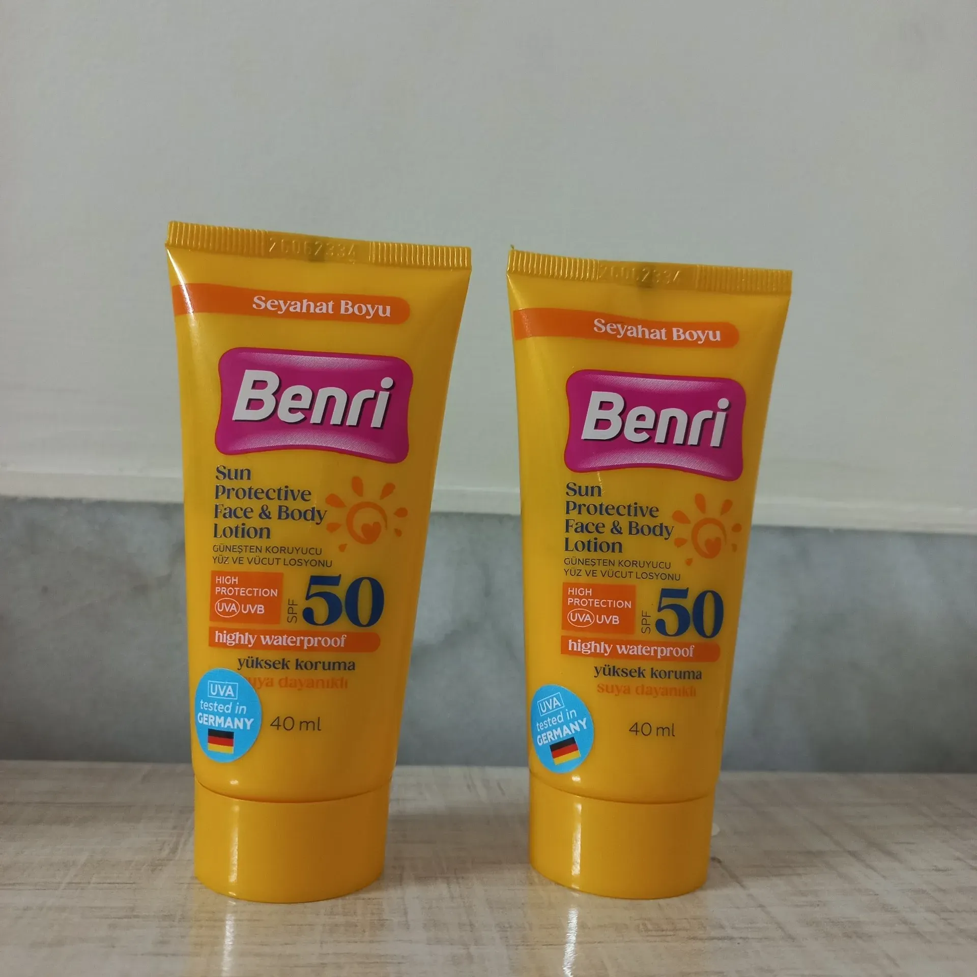 لوسیون ضدآفتاب صورت و بدن ضدآب بنری Benri
